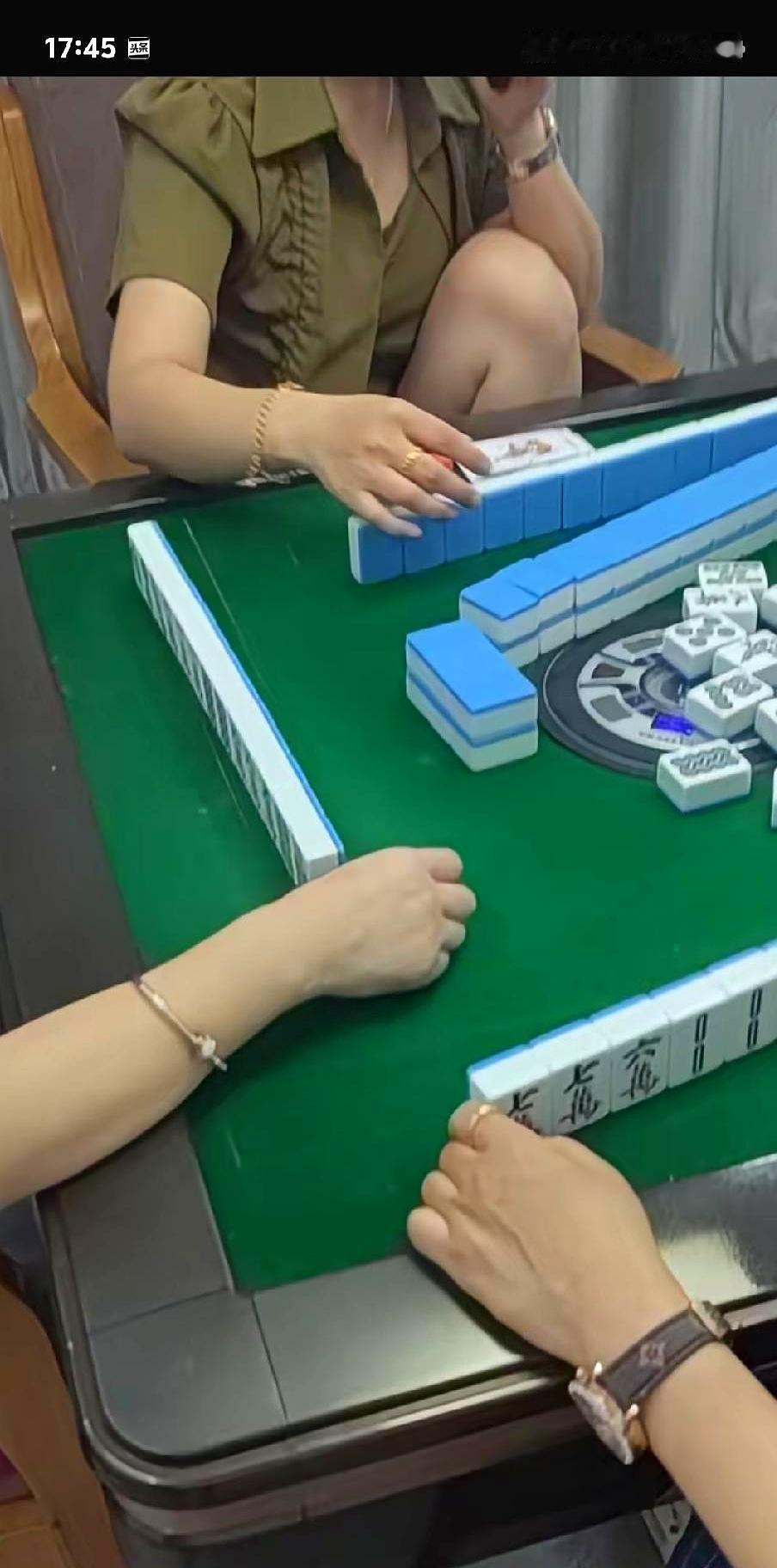 当牌墙还没推开时，烟就在灯下打旋。几年前的上海一间棋牌室，来了一位四川女子，大