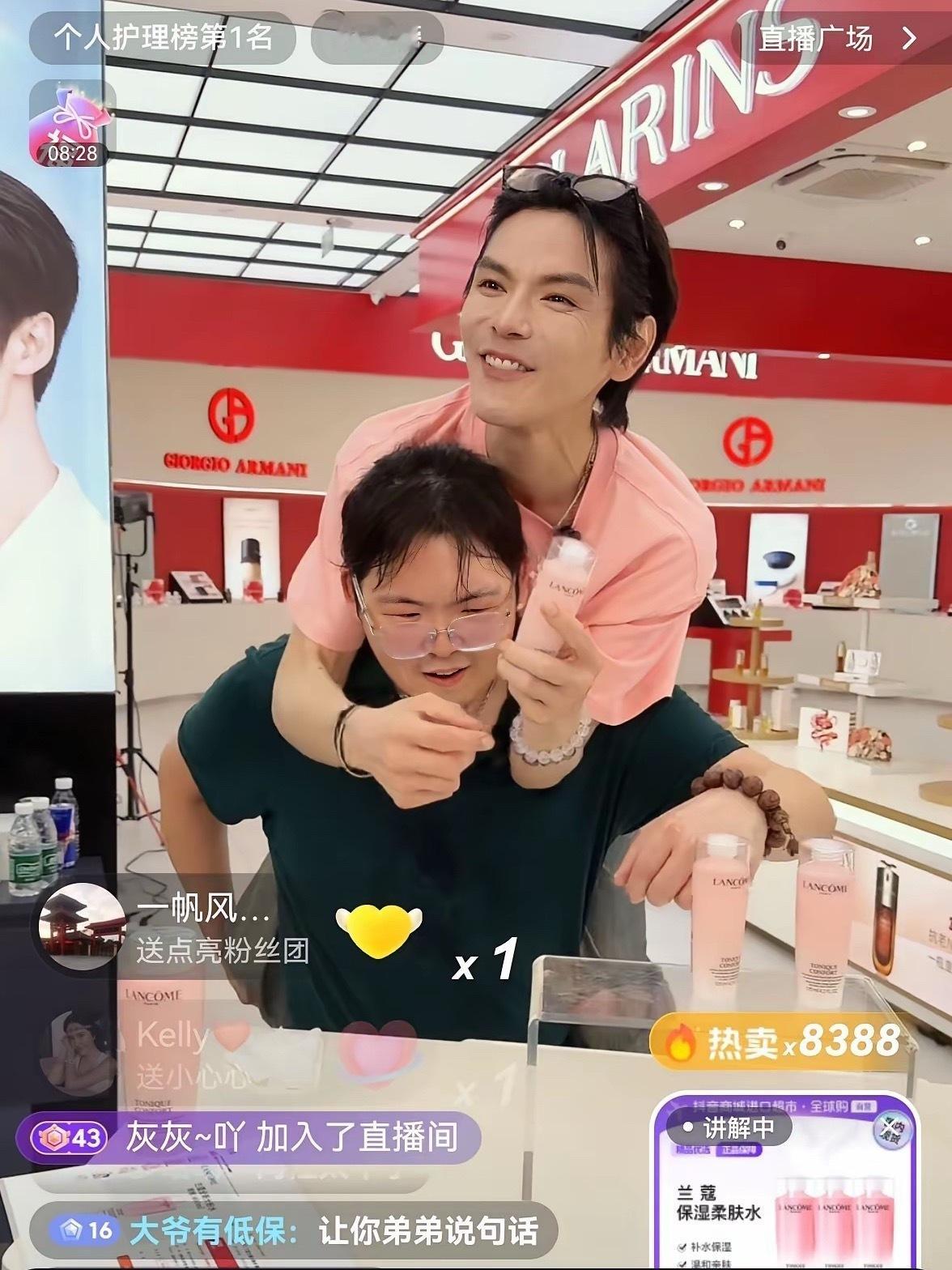 向佑和向佐感情很好。人有点腼腆，穿着普通，人站在那，什么也没说，人数涨到十万。满