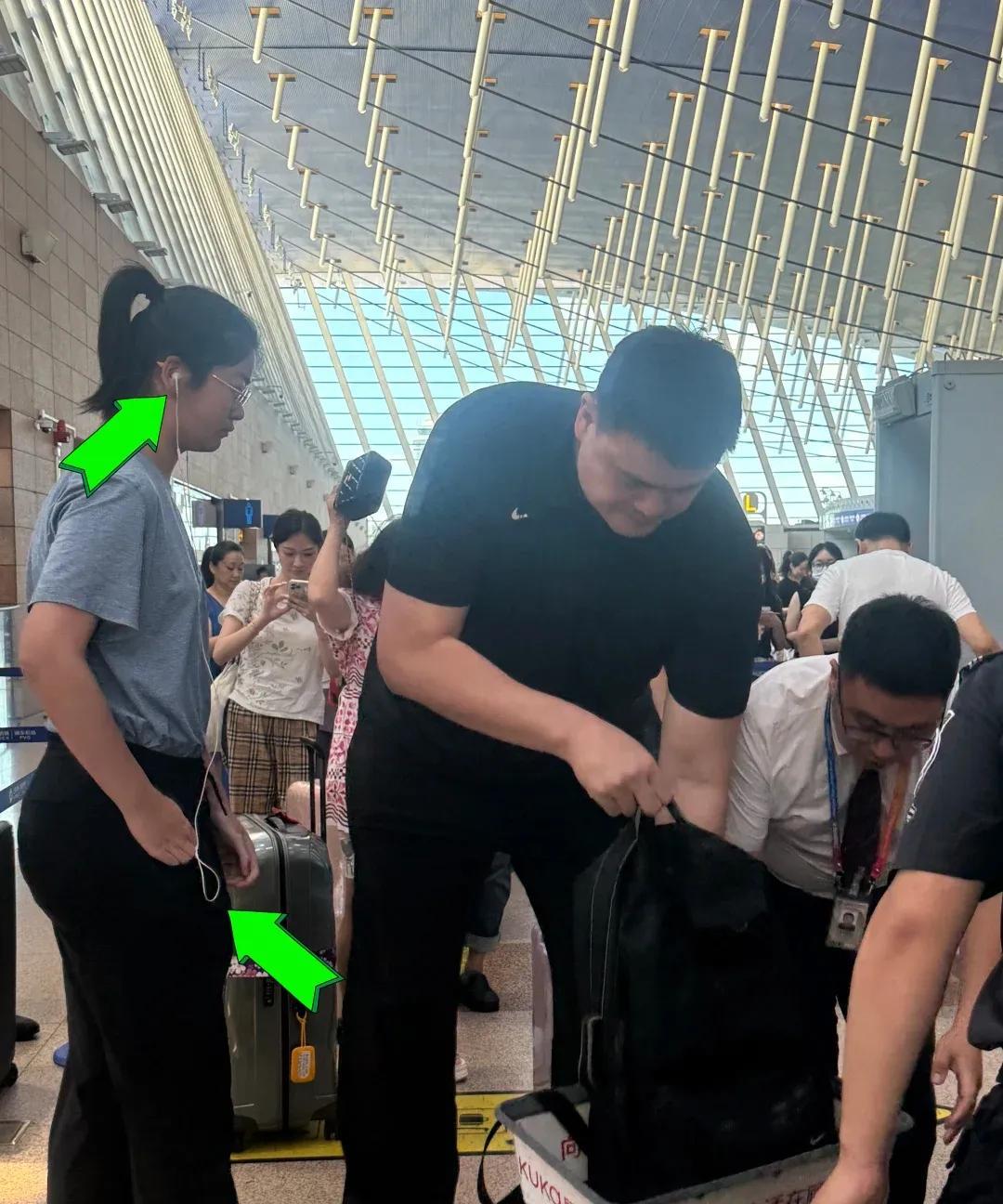 姚明女儿真是节约，2025年了还在用有线耳机！今天姚明和女儿姚沁蕾现身上海浦东机