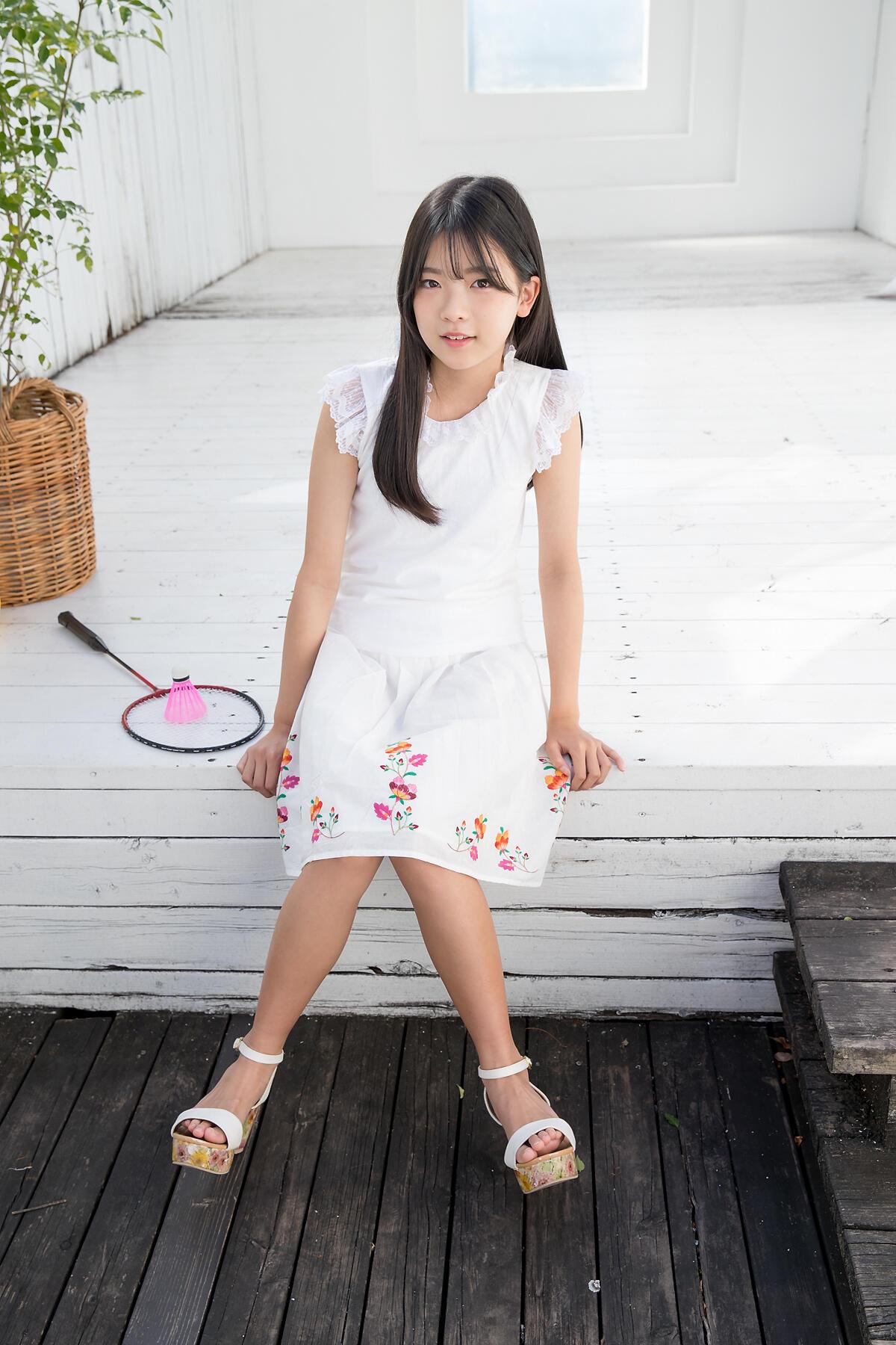 夏日清新少女风，白色连衣裙与花边装饰，甜美可爱。