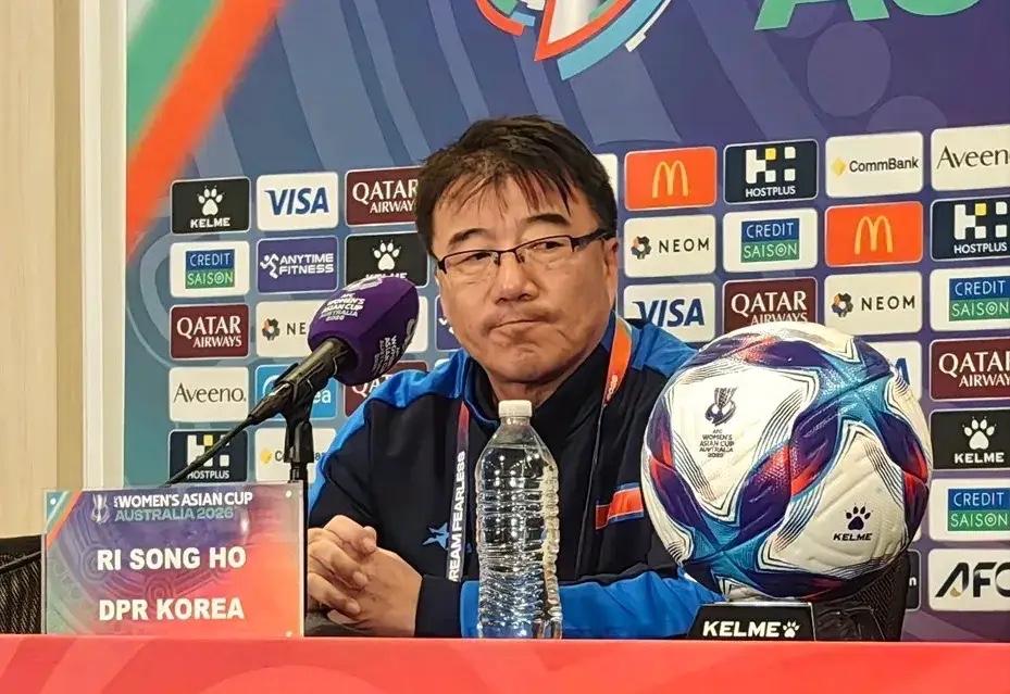 朝鲜女足主帅认为，主裁判判罚了中国女足疑似越位的进球有效，并且没有给足补时时间。