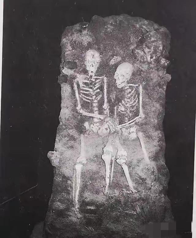 那对拷在一起的尸骨,在黑暗里可能从没松开过手。1997年沈阳东华门施工,工人