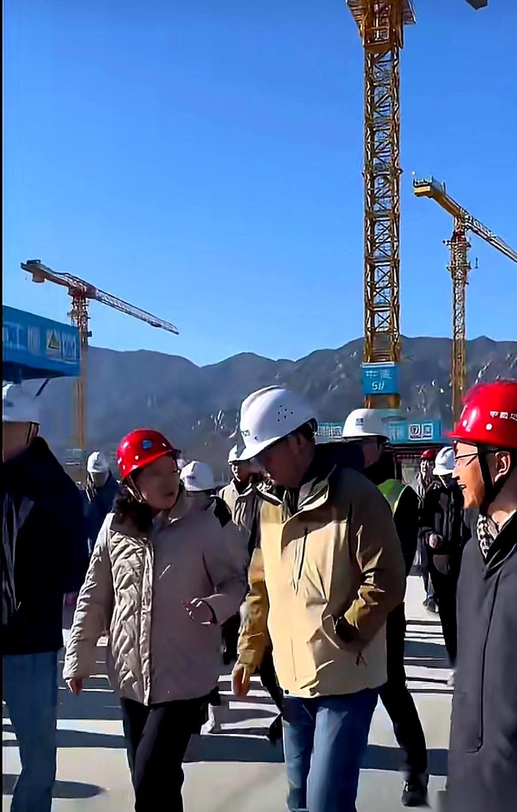 年底了，老俞一个人站在工地上，身后是22万平米的“新家”。8栋楼，中建六局盖的