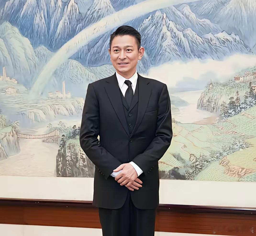 刘德华再上央视《新闻联播》冲上热搜！央视画面里，刘德华西装革履，精神状态爆满，这