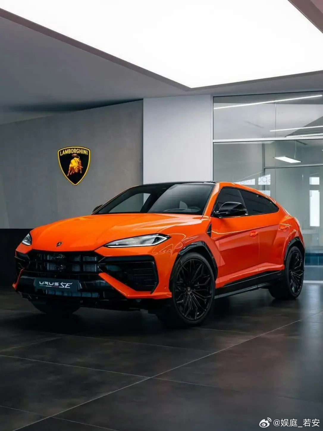 95花关晓彤喜提豪车兰博基尼URUSSE，官方指导价297.1万，选配落地能达