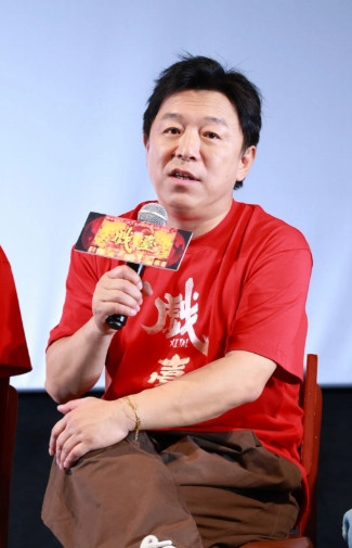 大家发现没，明明自己也是大牌导演的黄渤，居然在后台面对陈佩斯导演时，会做出一