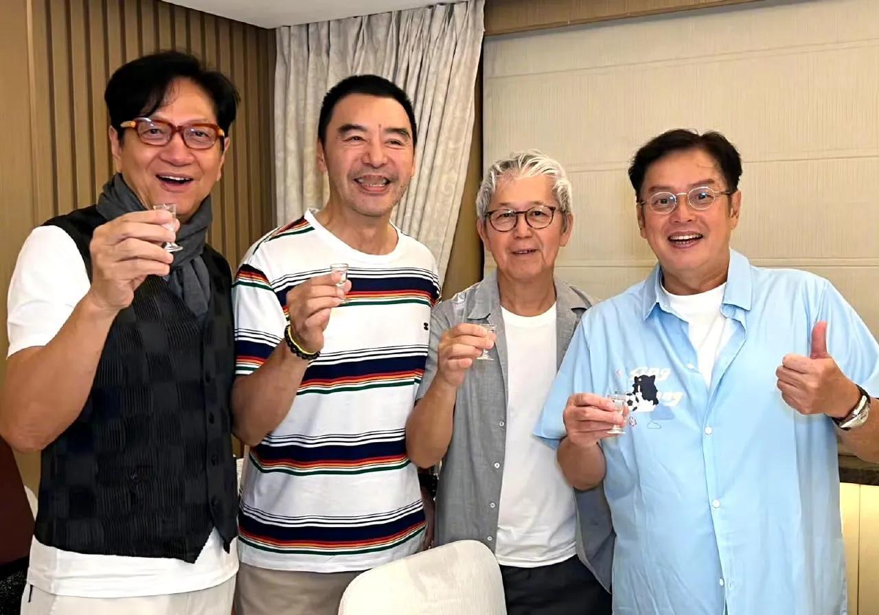 你敢相信吗？今年的谭咏麟已经75岁了。谭咏麟在社交平台晒出了一张几位老友相聚