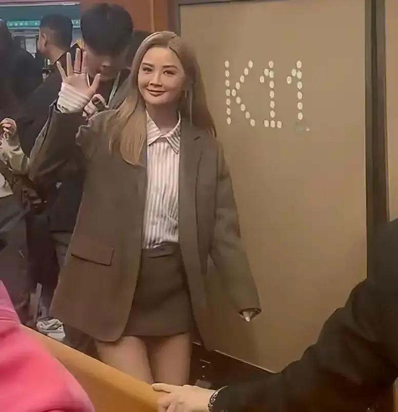 最近香港一场活动上，Twins终于合体啦！阿Sa一身西装上衣配超短下装，长腿直接