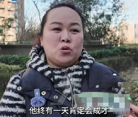 河南郑州一14岁小男孩父亲离世，母亲患病，暖心邻居女子经常带着2个儿子来给男孩送