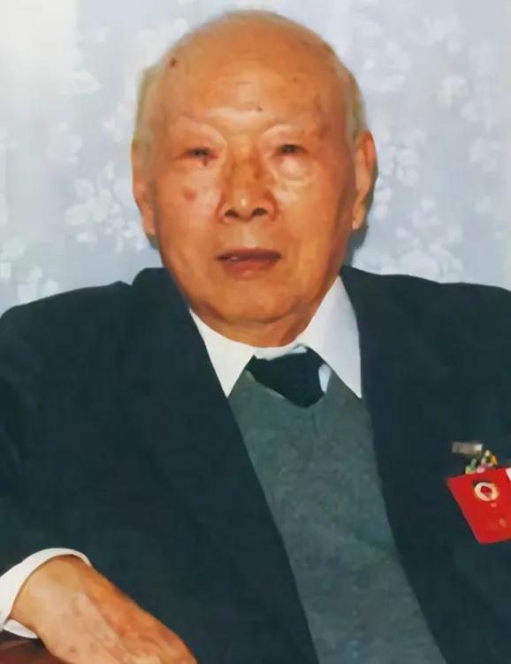 1985年，宋希濂急冲冲地跑去机场。见到陈赓的妻子傅涯后，他将一沓钱交给她，说：