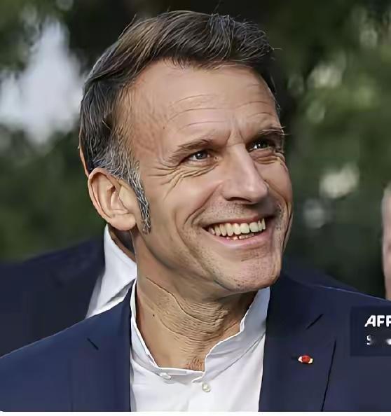 48岁的马克龙和49岁的撒贝宁，虽是同龄人，形象却天差地别。马克龙出身高知家庭，