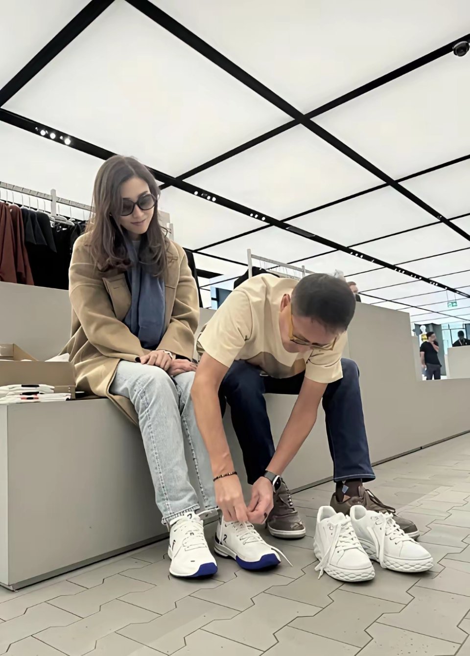 李嘉欣真的好幸福，富豪老公许晋亨帮她系鞋带，像养女儿一样宠着！他们结婚18年了，