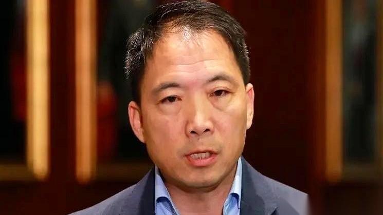 满心欢喜坐了十几个小时的飞机，以为落地伦敦就能被当成“英雄”供起来，结果刚下客机