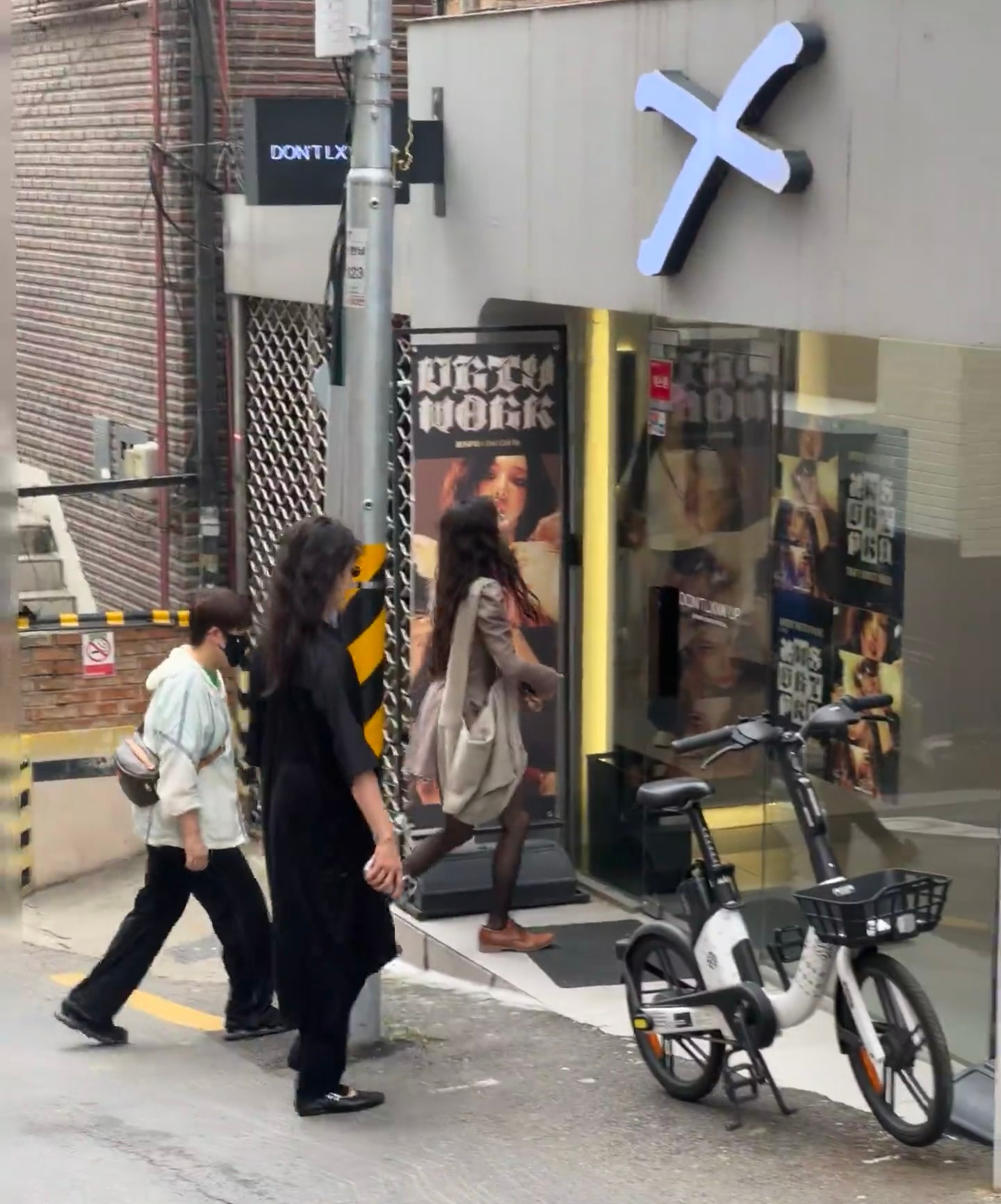 网友韩国街头偶遇孙莉带着黄多多逛街，母女俩太美了！​​​