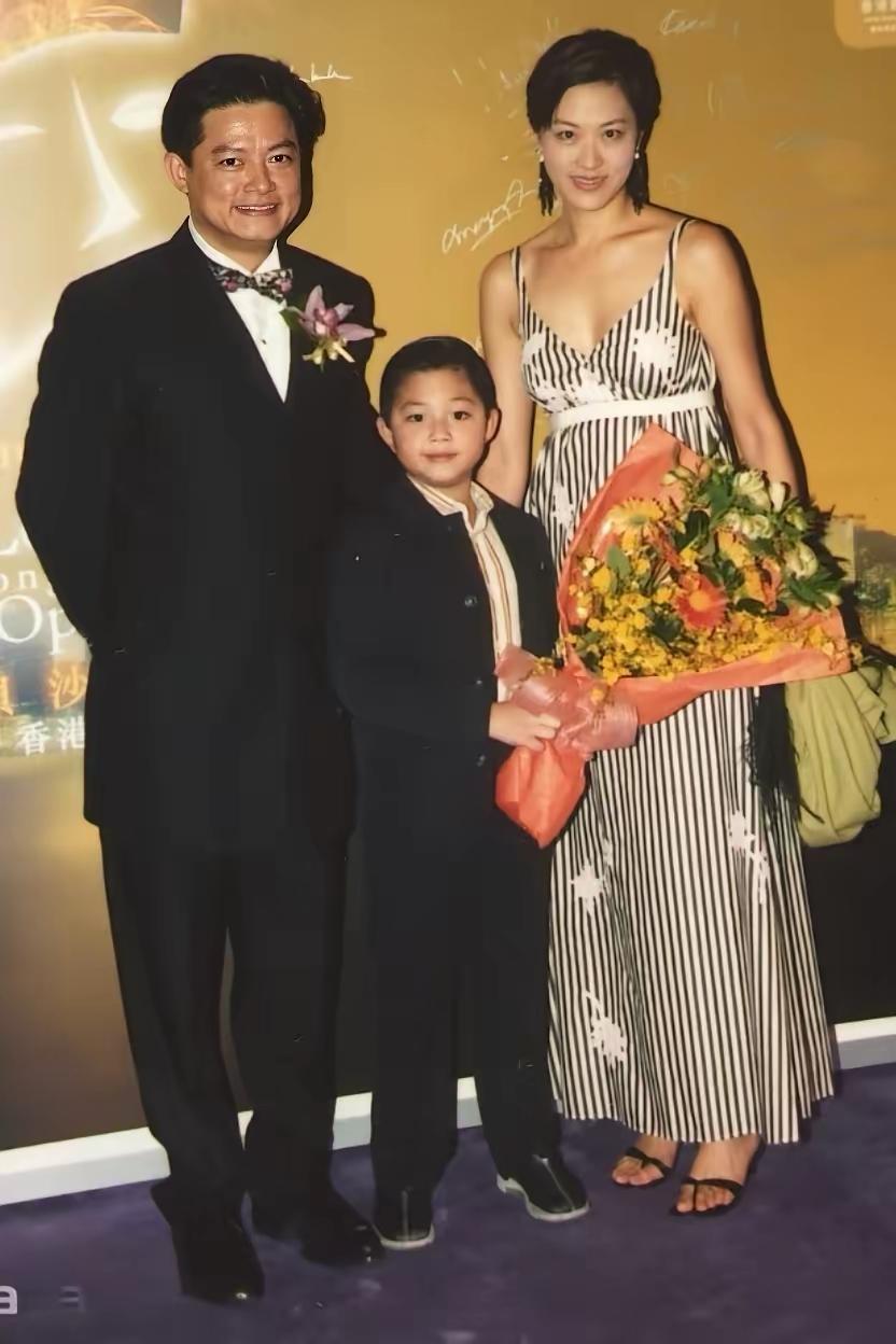 曾经恩爱的一家人，妻子美丽知性、端庄秀丽，儿子英俊潇洒！可他们的婚姻持续26年就