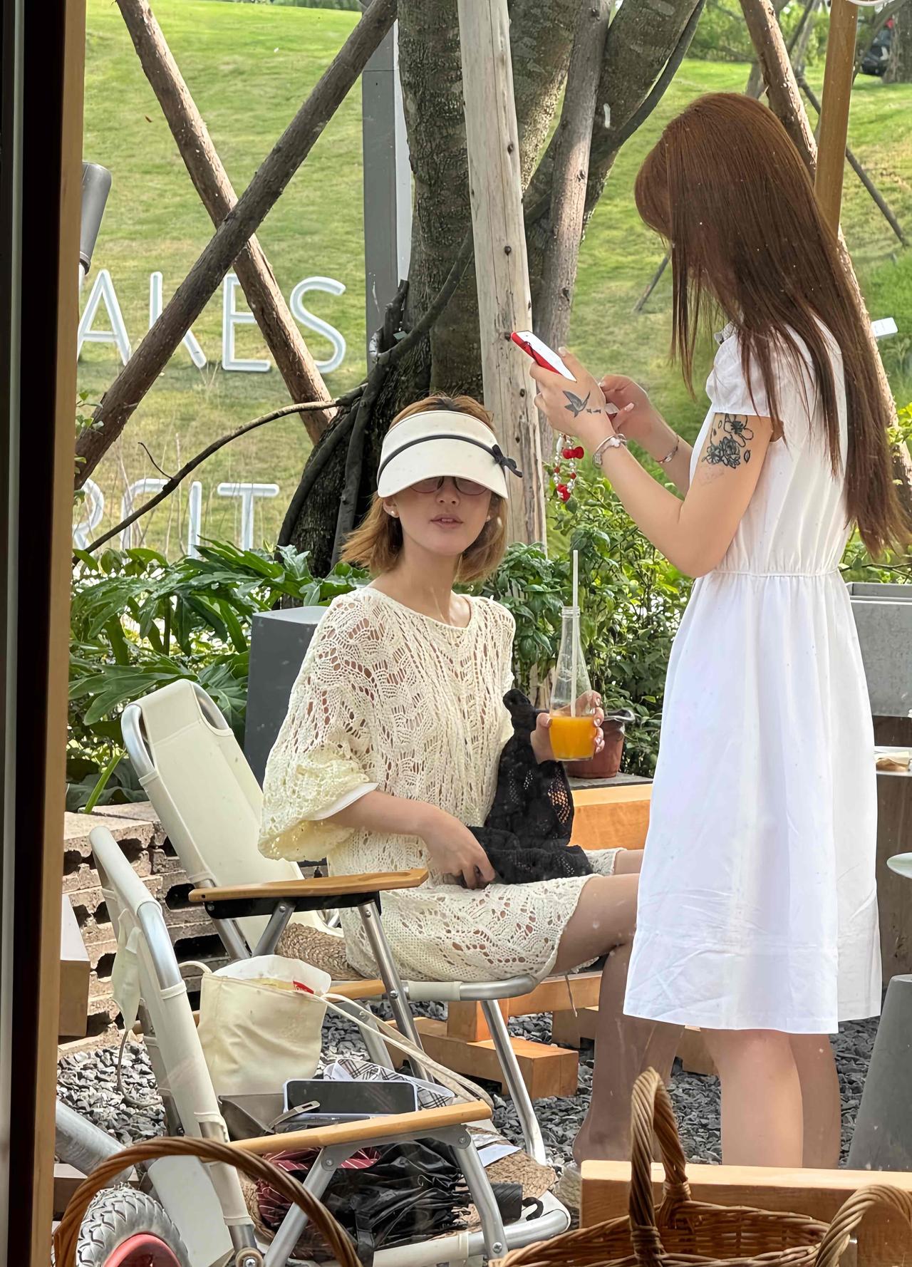 8月22日，有位网友在四川成都偶遇赵露思，她与闺蜜在麓湖景点游玩。赵露思手舞