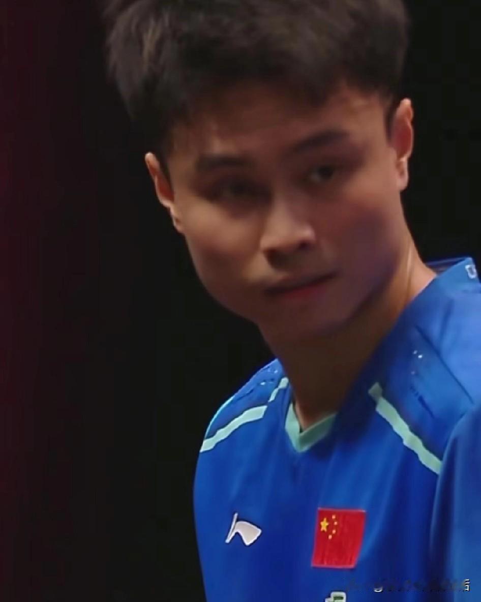 7号周启豪新年满电启动3：1击败韩明星安宰贤顺利晋级16强。周启豪多哈冠军赛