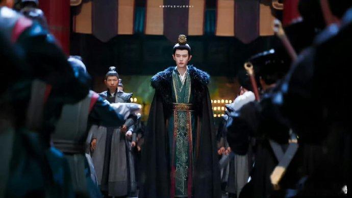 周末重温任嘉伦的旧剧，再看萧焕的片段，他对孤独感的拿捏越来越准，“走得越高越孤独