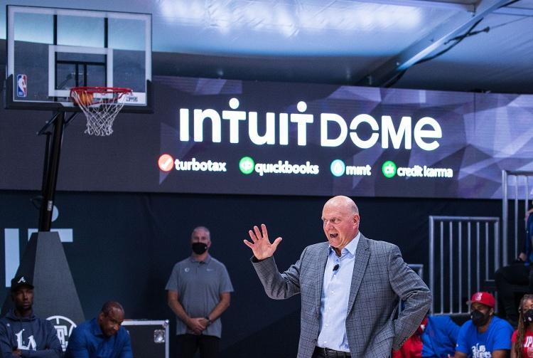 墙倒众人推，莱昂纳德身败名裂！美媒报道：NBA联盟本来想保留小卡的合同，只是顶格