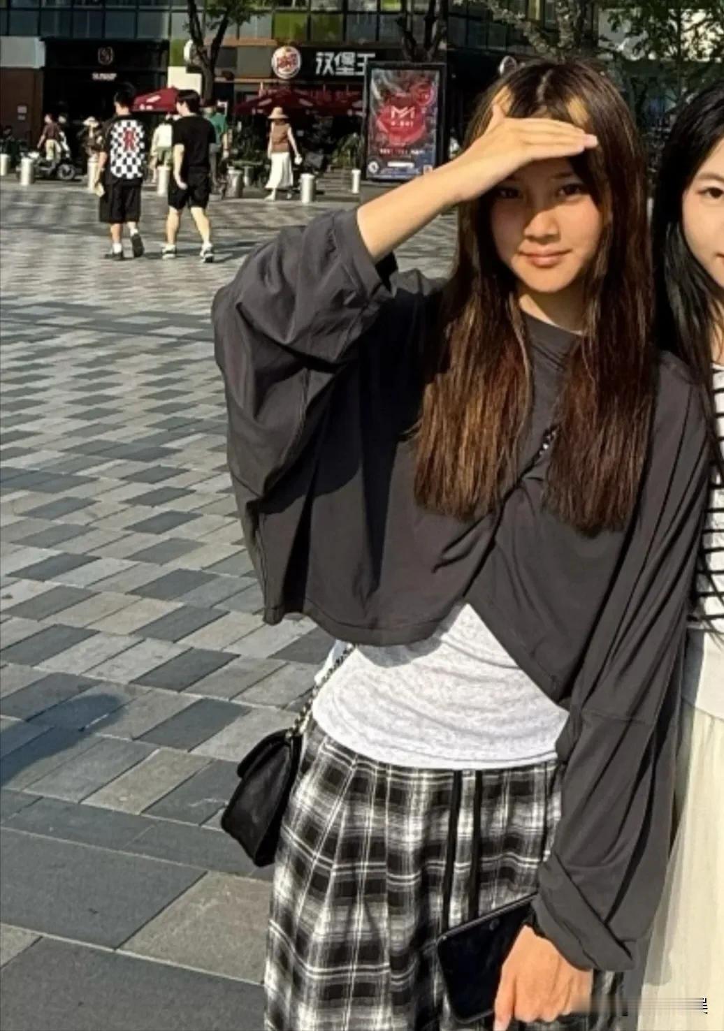贾乃亮女儿甜馨，在北京三里屯逛街，14岁的她，完全是结合了爸爸妈妈的优点长的啊，