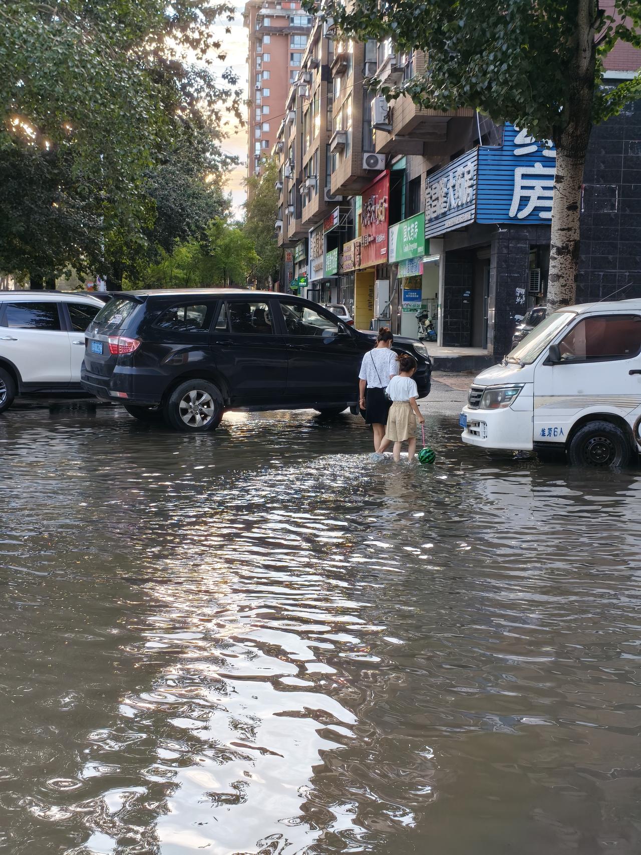 沈阳雨后多处路段积水未退，市民趁着间歇晴抓紧外出补给物资本轮强降雨过后，沈阳不