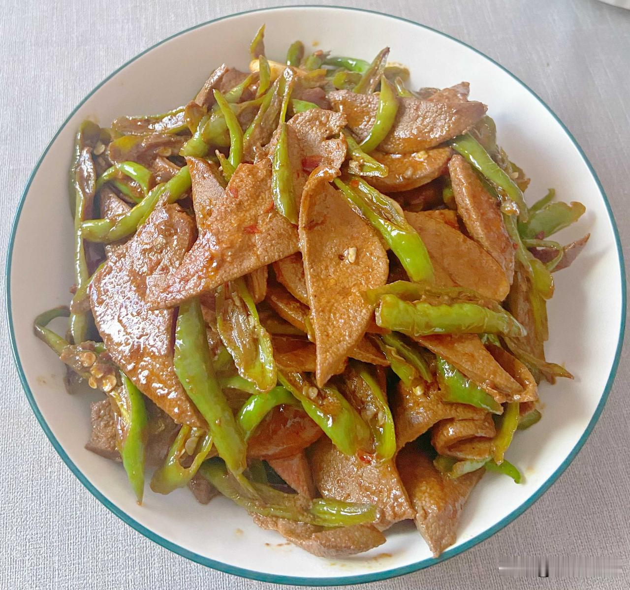 尖椒组合的午餐来了，一个搭配煎豆腐，一个搭配猪肝，微微辣提升整道菜的味道，米饭都