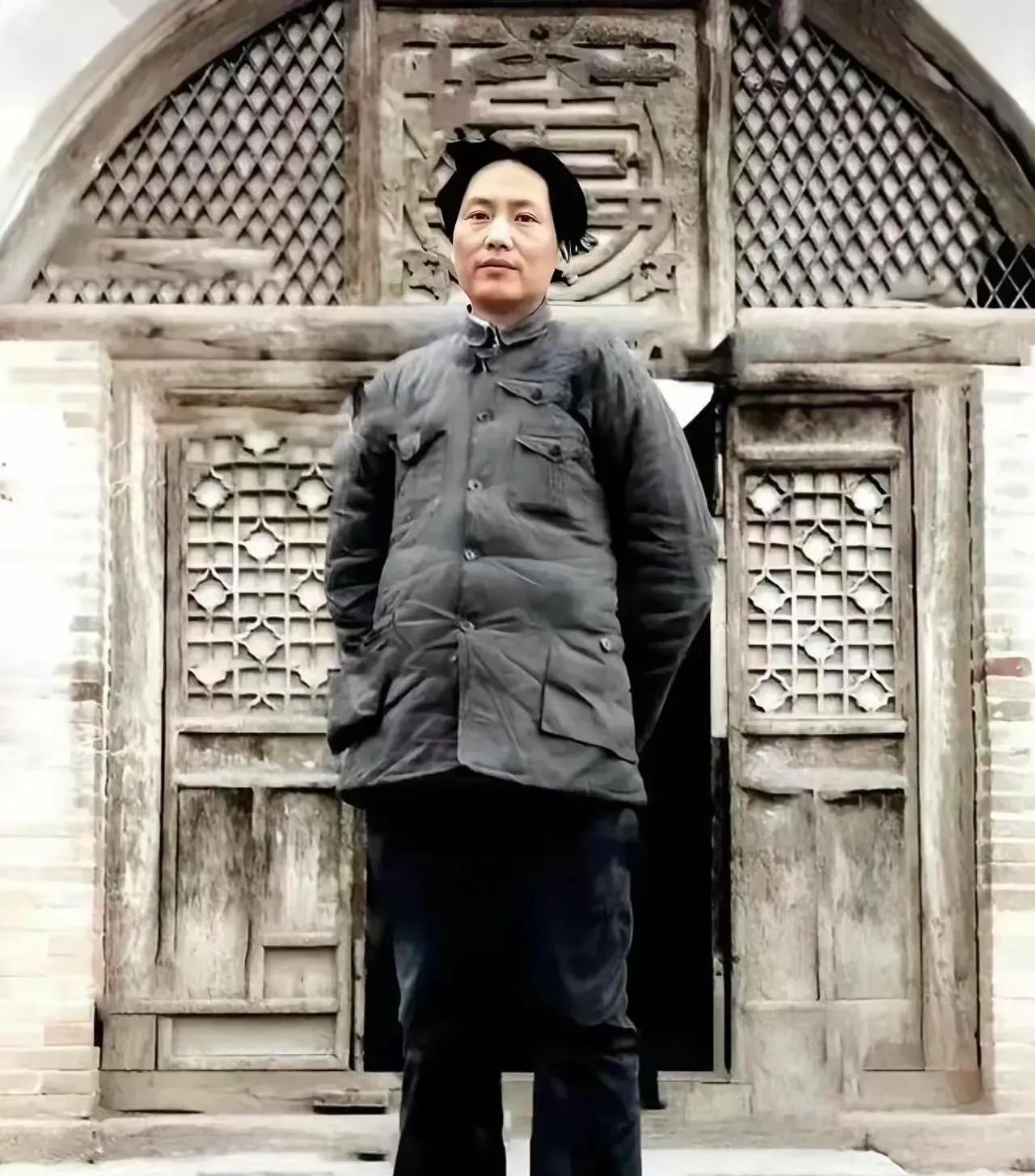 毛主席，当之无愧的美男子典范。他身姿伟岸，气场雄浑，风格霸气之余又尽显温文尔雅
