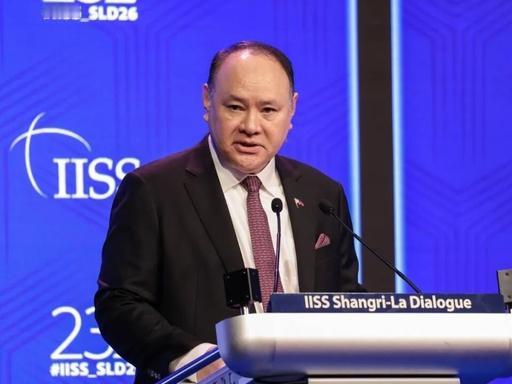 中国这次制裁特奥多罗，最狠的不是制裁本身，是制裁名单上那四个字：配偶、子女。你