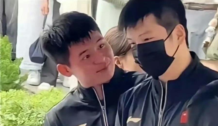 林诗栋说樊振东一直是偶像，其实樊振东倒是不在意这个事，反正队里26个人，他和25