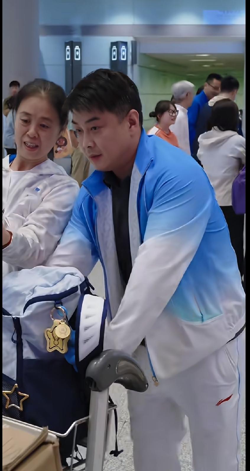 刷到机场接机这一幕，太暖心啦！国乒凯旋回国，王皓推着行李车，遇到两位阿姨粉丝，