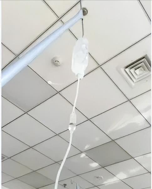 山西襄垣，村民感到浑身疼，又咳嗽，就到村医那里去看病，村医开了输液的药，就让村民