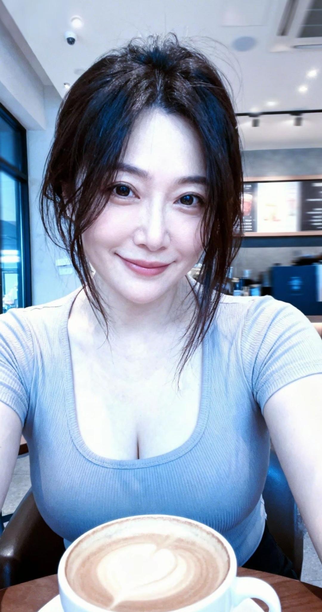 悠闲的午后，一杯咖啡，一份宁静。