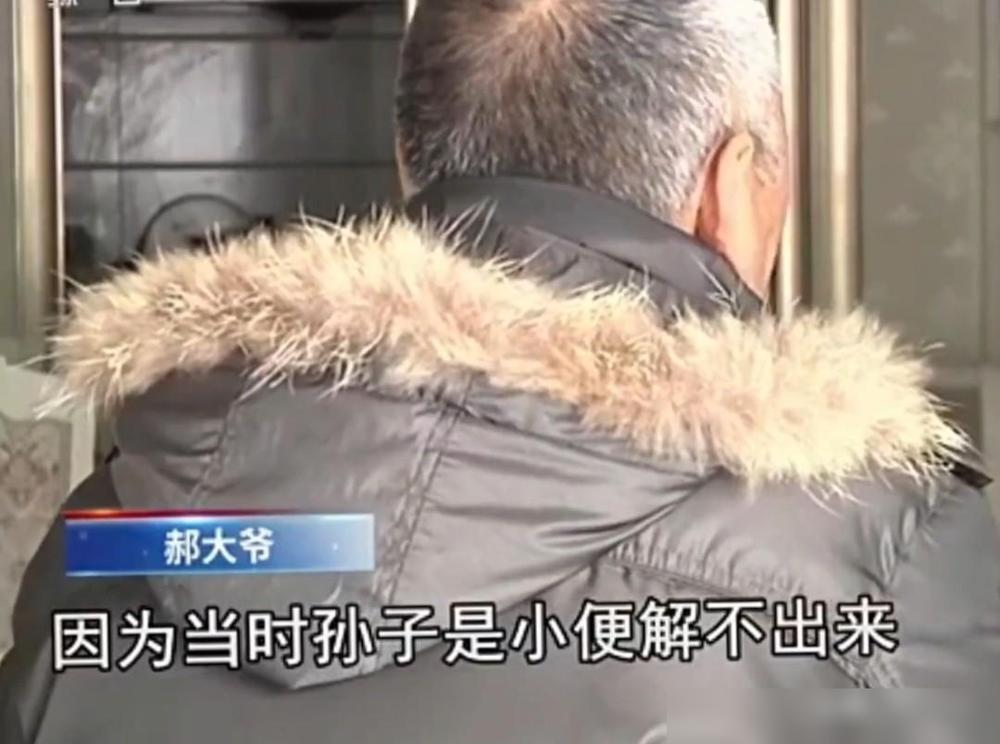 妻子陪丈夫到医院，手术刚做到一半，医生放下手术刀冲出来告诉妻子：他那里有囊肿，如