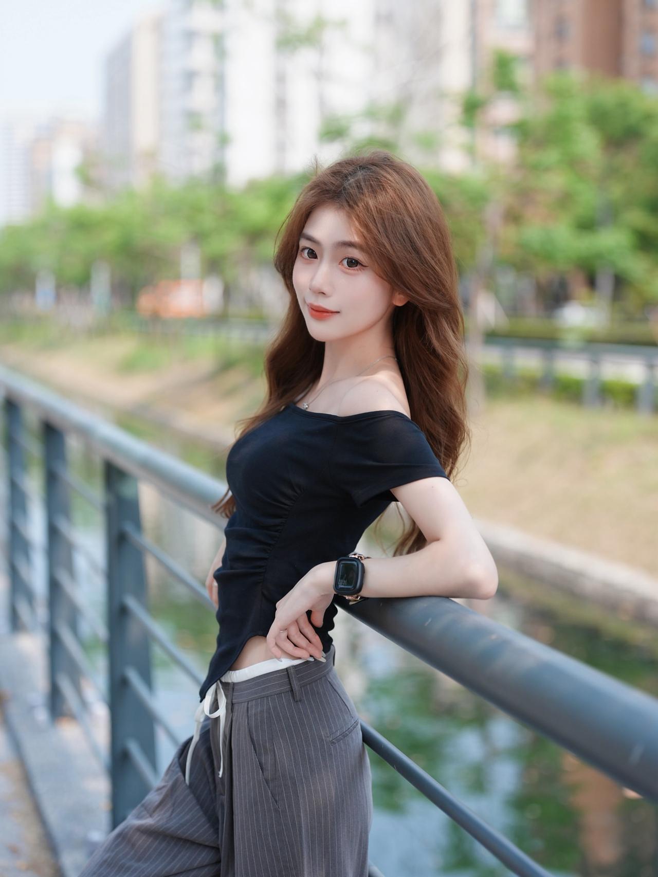 都市女孩倚栏自拍，时尚穿搭，清新自然好看又舒适的穿搭