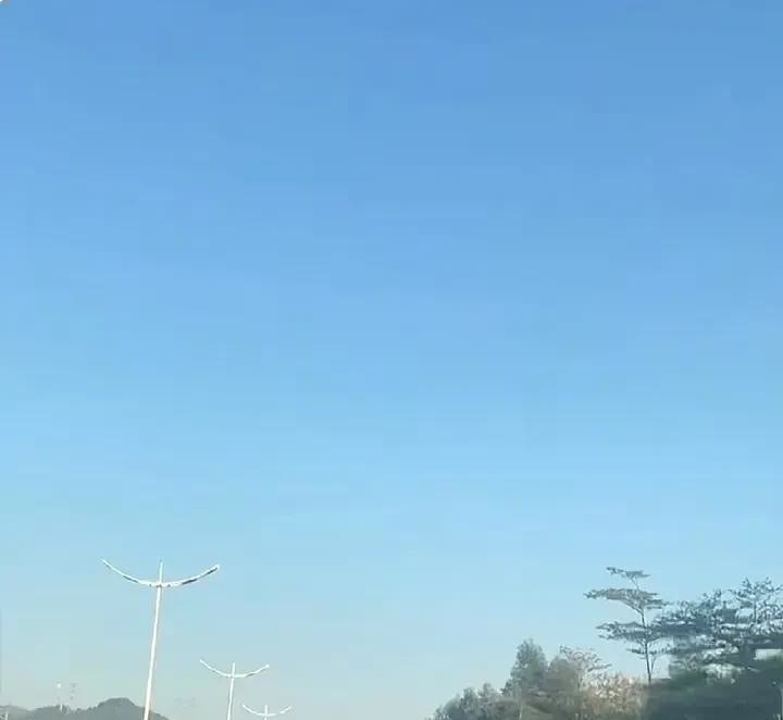 东莞虎门小车坠桥事故的行车记录仪画面看得人后背发凉！23岁司机带着一家五口，愣是