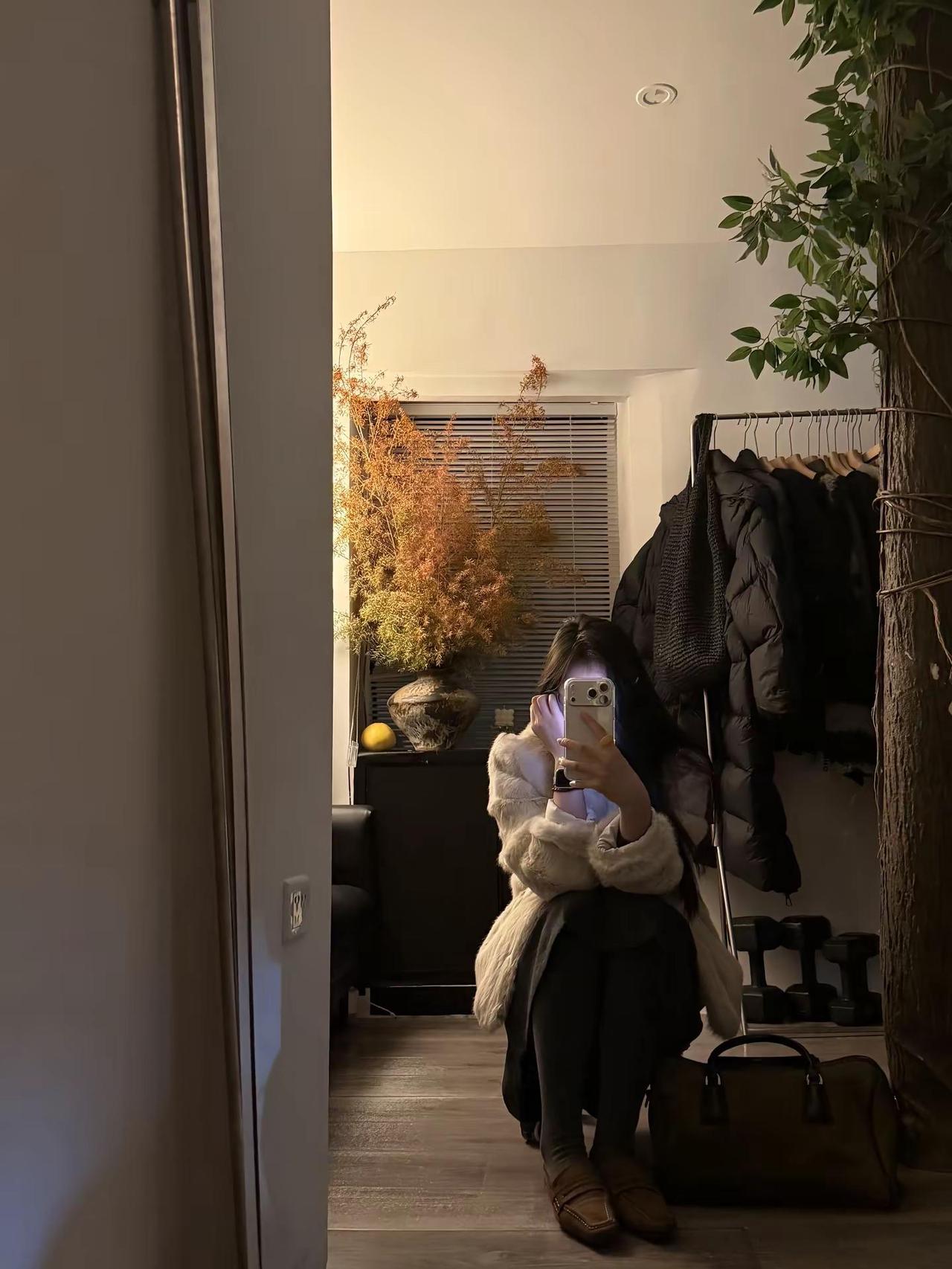 我呢，明媚里裹着破碎，会为一束花一缕风沦陷，觉人间满是温柔；也会在某一瞬间骤然清