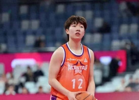 李月汝因护照遗失无缘世界杯，宫鲁鸣又临阵把队长袖标给了进国家队才一年的陈玉婕，这操作够让人看不懂的。