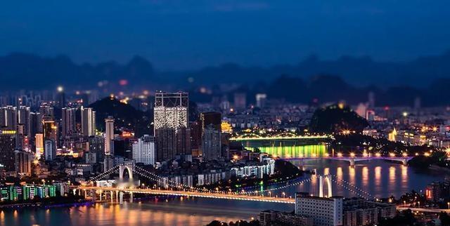 2015年11月，杭州二手房均价16195元；2016年11月，杭州二手房均价