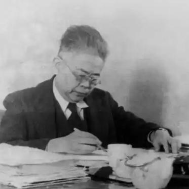 1945年，日本刚宣布投降，一个山东大汉走下飞机，还没进北大校门，就先被记者围住