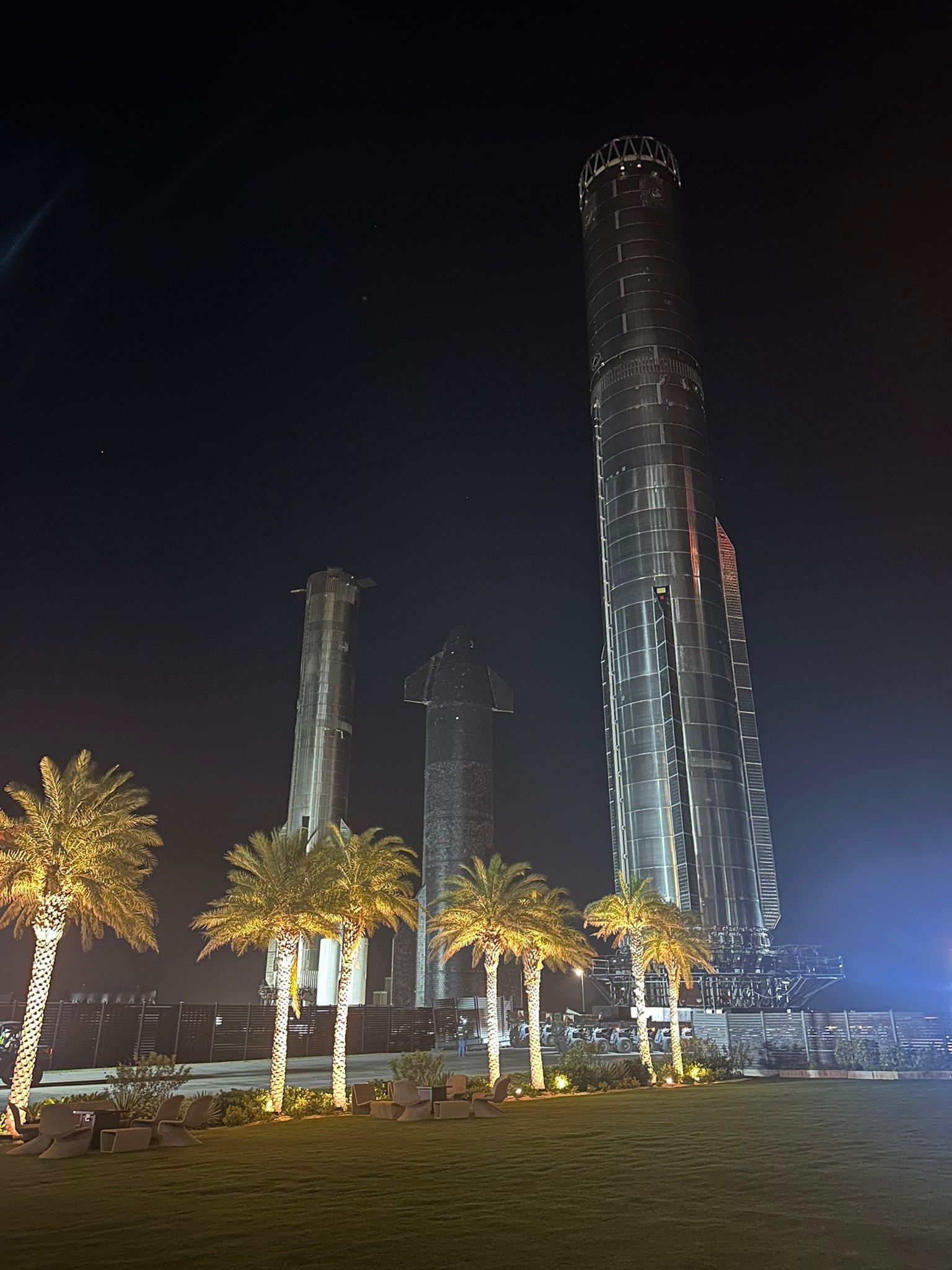 12月18日，马斯克：SpaceX目前有超过9000颗卫星在绕地球运行，是世界其