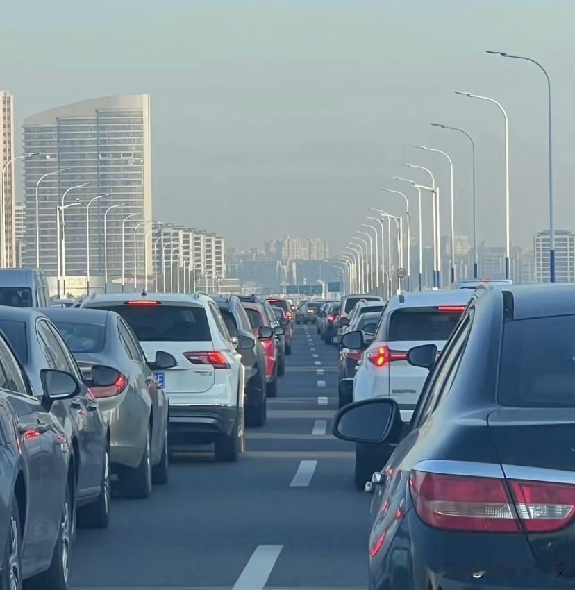 是惊喜还是刺激？普通人眼里的春运是车站熙熙攘攘的人群，大包小包提着行李赶着检票的