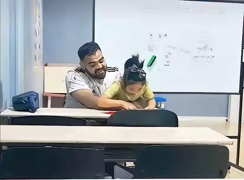 洋外教，女孩妈妈还不许网友说外教。这要是国内的男老师，天都塌了！