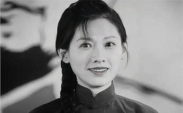 1978年，女知青李亚茹返城前夜，她颤抖地解开衣扣，对丈夫说：“今晚，我们做最后