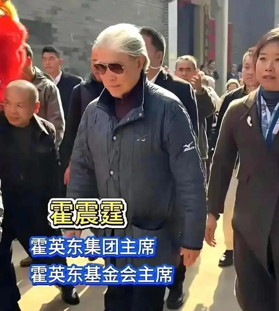 8.2万欧起拍，9件外套霍震霆那件穿了16年的红色外套，这次在香港苏富比挂