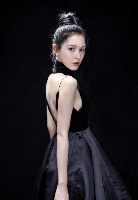 张予曦怎么会有人被风吹的这么美张予曦简直是被风吹过的绝色模板，连风都偏心地为她