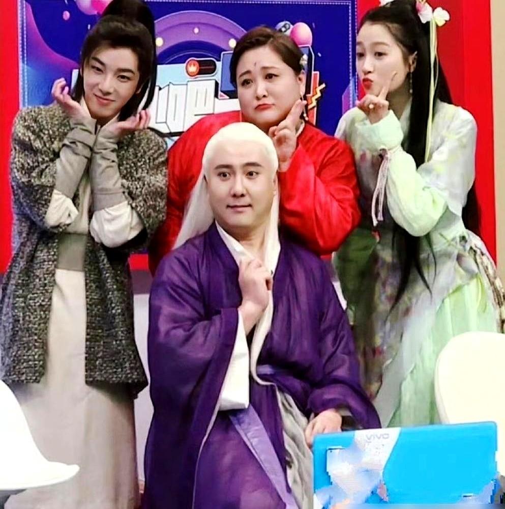 娱乐圈哪有真友情？贾玲瘦下来后，朋友圈好像都“静音”了。唯独对关晓彤，不仅公