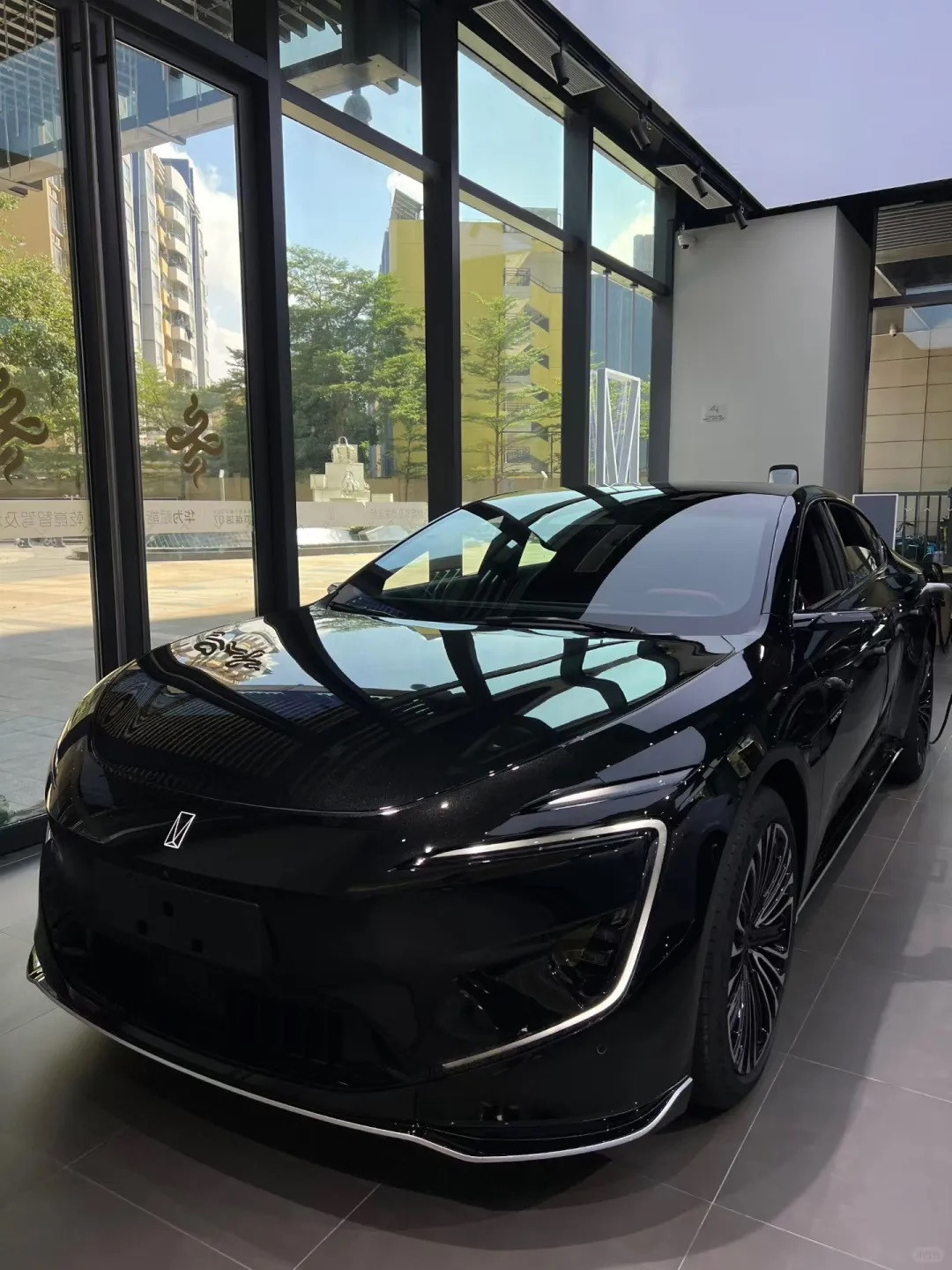 黑外配红内,真绝绝子全新26款阿维塔12一款外观设计独特的豪华轿车,其“未来美学