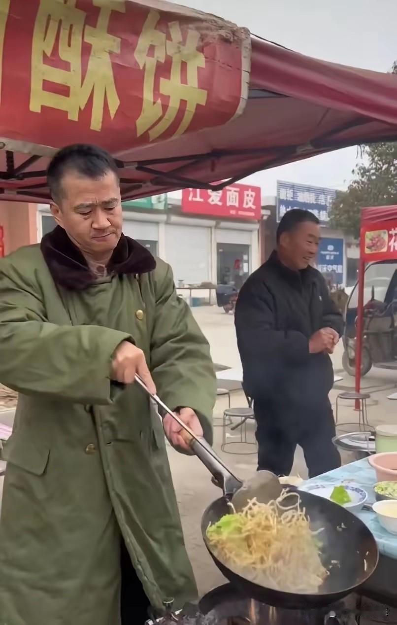 演员李嘉明拍了大半辈子戏，前不久晒出一张片酬结算单：一天一千五，拍了四天，到手五