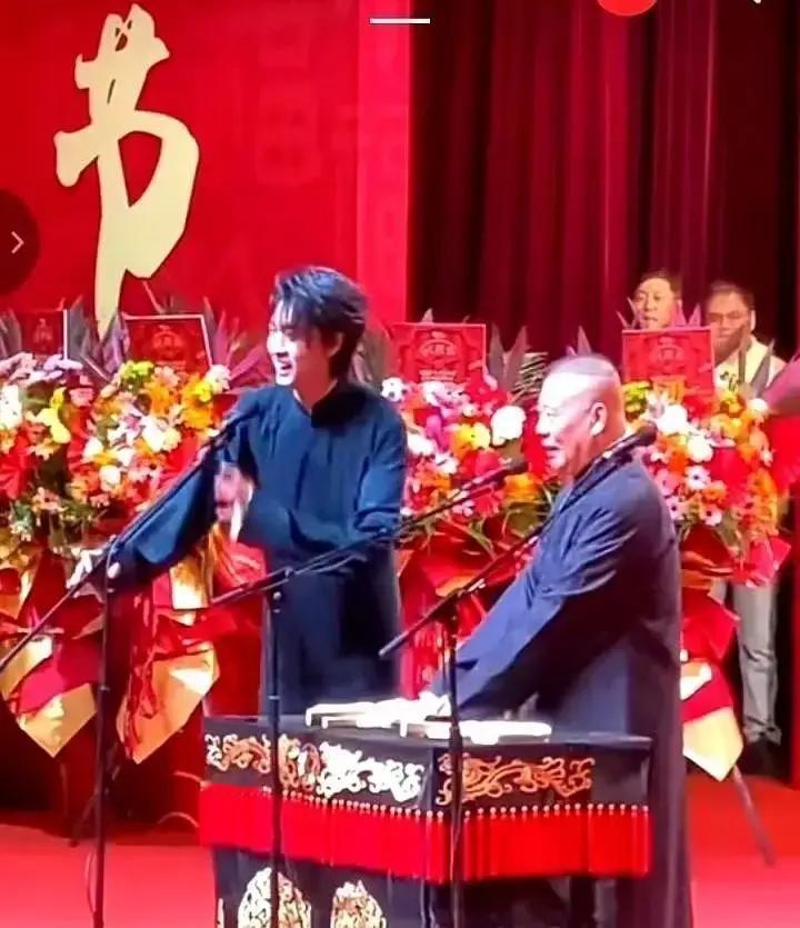 昨晚德云社演出，郭德纲突然点名尚筱菊单扛《黄鹤楼》，这活他压根没学过。观众席瞬