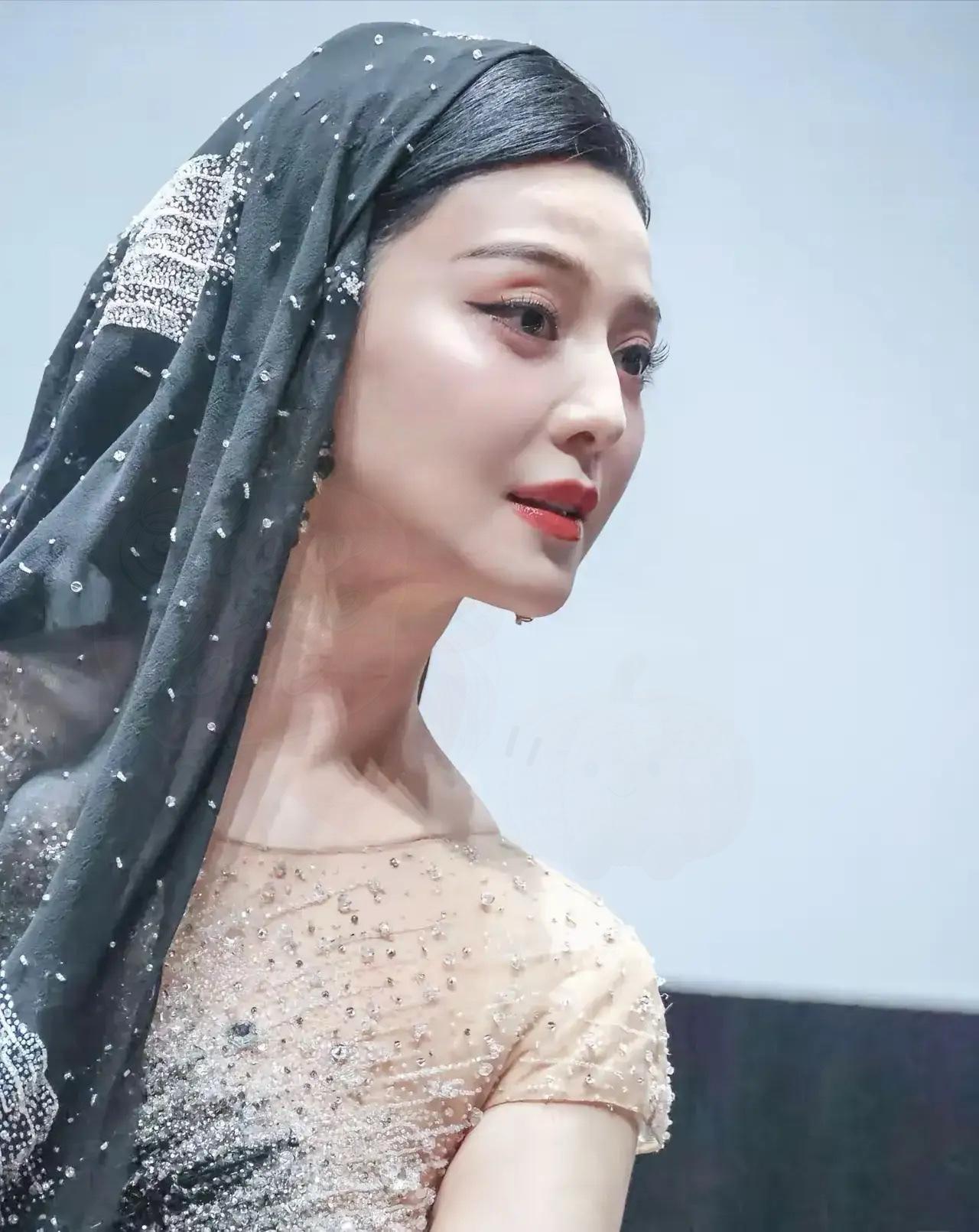 她肉眼可见的老了,虽然脸因为化妆的缘故依然显得白嫩,可脖子上的皱纹掩饰不住岁月的